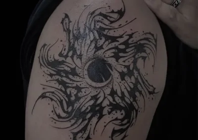 Tatouage spirale dans le style néo tribal avec du dotwork