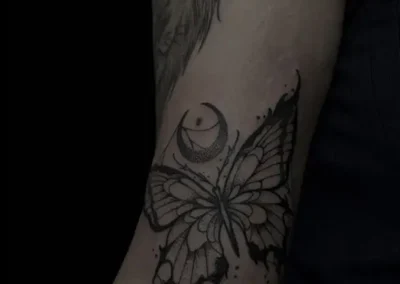 Tatouage néo tribal d'un papillon