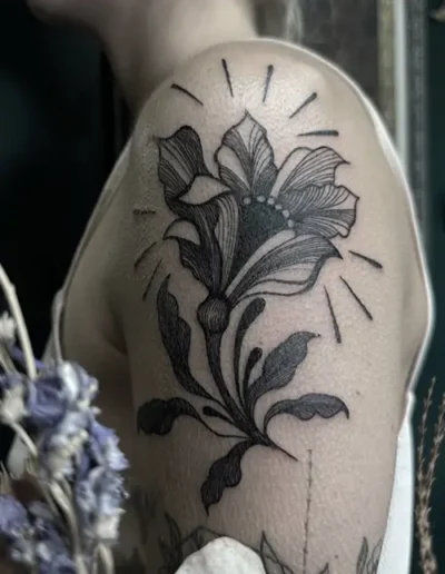 Tatouage a style floral, finelines
