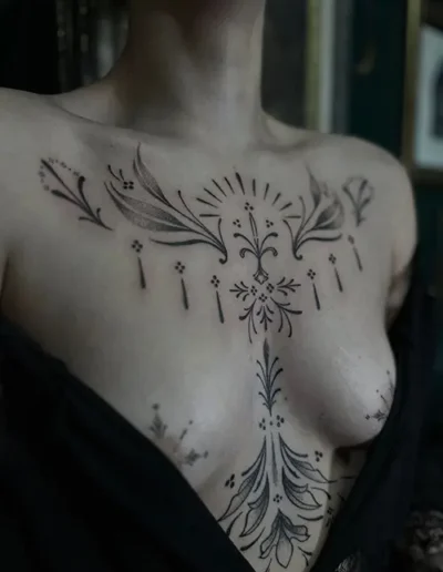 Tatouage style ornemental, finelines et dotwork