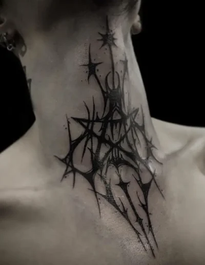 Tatouage neo tribal dans le cou. Réalisé par Petit croco