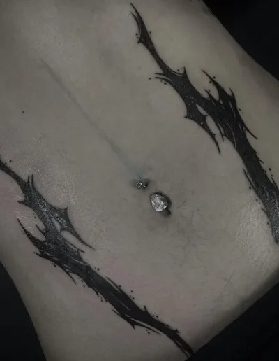 Tatouage Néo tribal sur le ventre