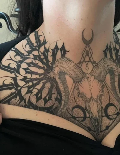 Tatouage sur la poitrine