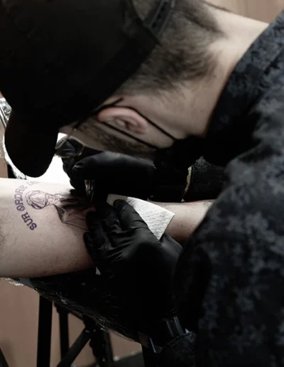 Gabin en train de tatouer