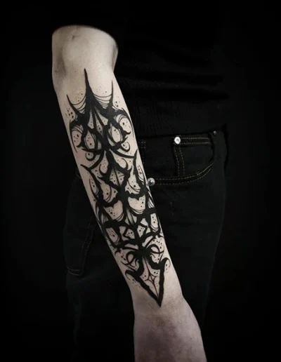 Tatouage en blackwork sur l'avant bras