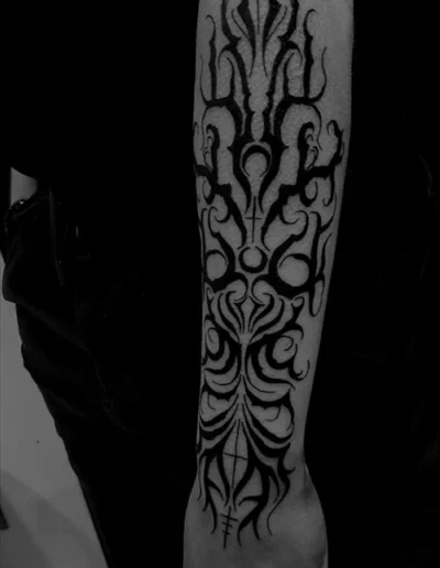 Tatouage en blackwork sur l'avant bras