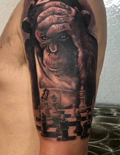Tatouage réaliste d'un singe qui joue aux échecs