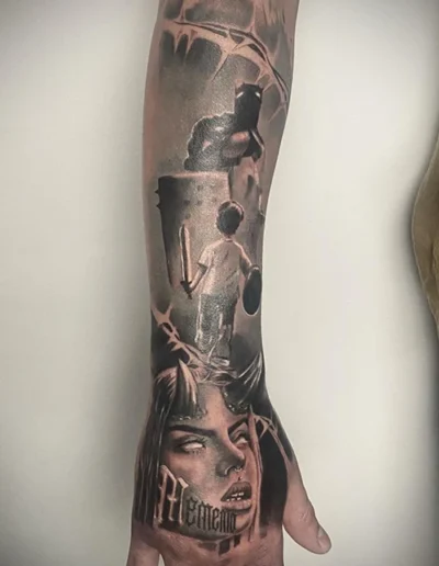 Tatouage réaliste d'un enfant avec une épée et un bouclier