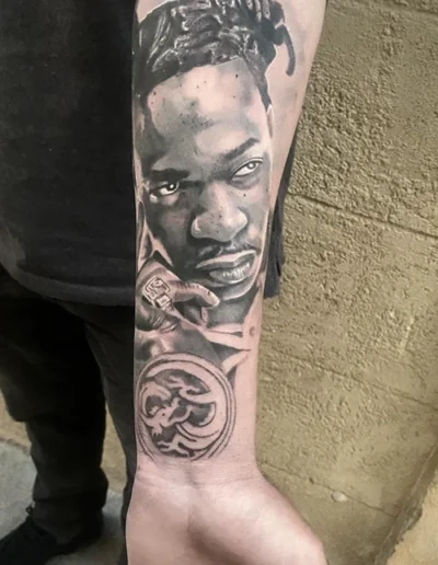 Tatouage réaliste du visage d'un homme, sur l'avant bras