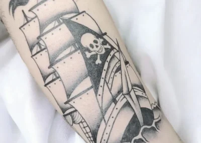 Tatouage noir d'un bateau pirate