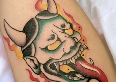 Tatouage en couleur d'un masque japonais