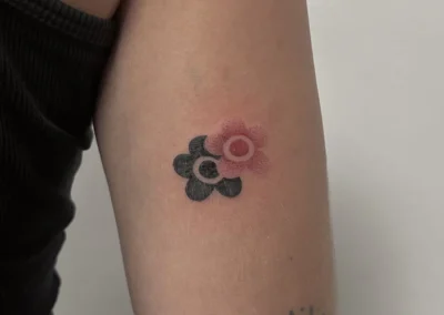 Tatouage de 2 fleur graphiques, une noir et un est rouge en dot