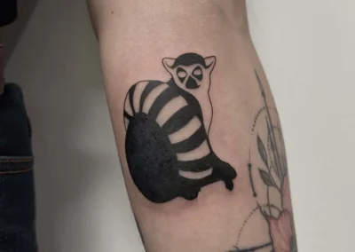 Tatouage d'un lémurien sur l'avant bras
