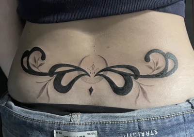 Tatouage ornemental en bas du dos