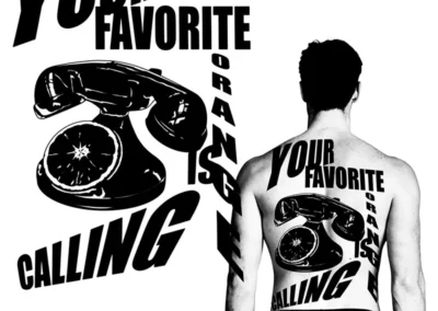 Planche de flash tattoo avec un téléphone ancien et une écriture