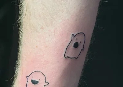 Tatouage de deux fantômes avec des lignes fines