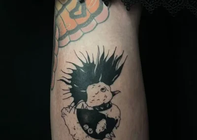 Tatouage d'un poussin punk en blackwork
