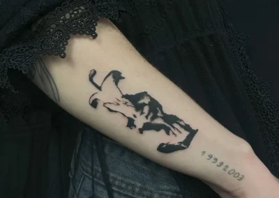 Tatouage blackwork sur l'avant-bras représentant un trognon de pomme