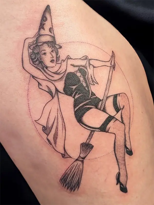 Tatouage femme sorcière Tatouage d'une femme sorcière, assise sur un balais