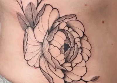 Tatouage fleur de pivoine grise et noire, avec effet d'ombrage et de pointillé