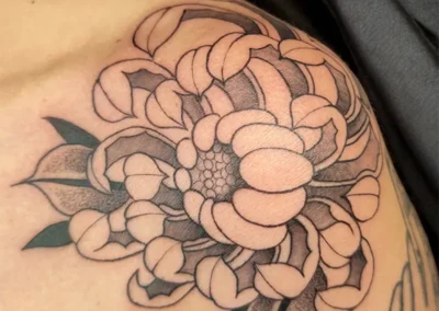 Design de tatouage floral : fleur asiatique ombragée en noir et gris sur l'épaule