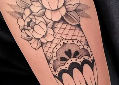 Tatouage floral et décoratif : vase vintage avec fleurs stylisées et ombrages, en noir et blanc