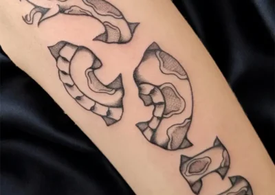 Tatouage serpent fragmenté en pièces, style minimaliste ou abstrait, noir et gris