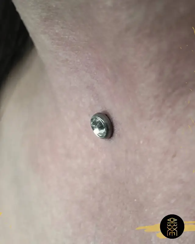 Piercing microdermal Piercing microdermal au niveau de la gorge