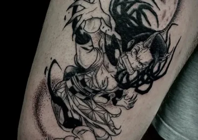 Tatouage d'un guerrier ou démon manga japonais avec un masque et une créature sombre derrière lui, dans un style noir et gris avec des effets d'ombres, sur la cuisse