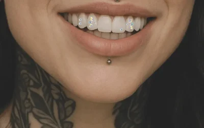 La pose de strass dentaires est disponible au shop