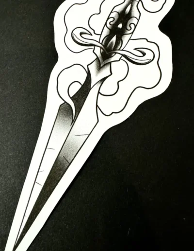 Dessin de tatouage flash, de style traditionnel américain ou néo-trad, représentant une dague simple avec des volutes sur la garde, en noir et gris.