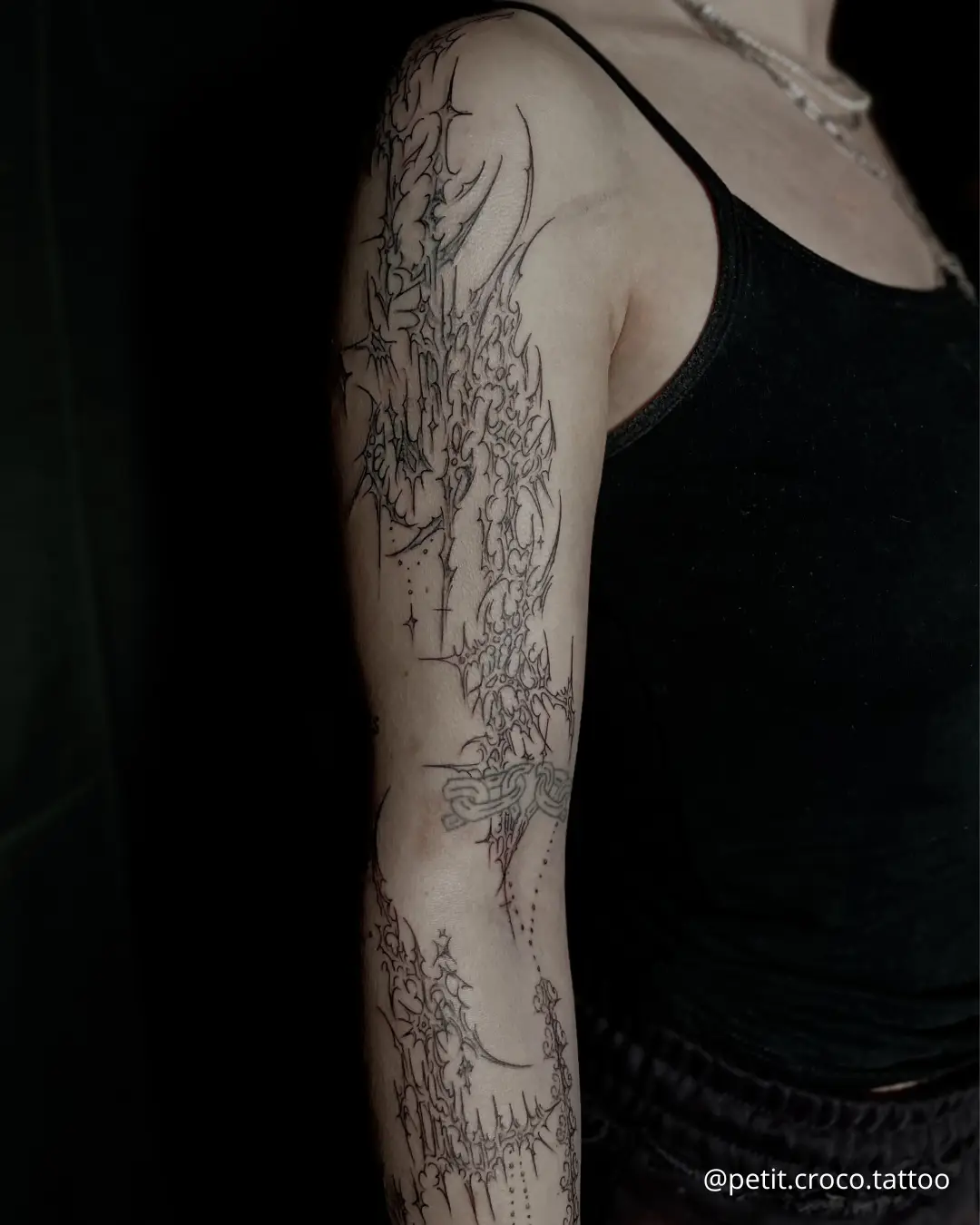 Tatouage Néo tribal Tatouage néo-tribal fineline sur le bras, réalisé par l’artiste @petit.croco.tattoo