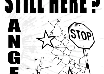 Voici une proposition de balise alt optimisée pour le SEO de votre site : alt="Planche de flash tattoos noirs : lettrages STILL HERE? et ANGEL, motifs de panneau STOP, grillage, étoiles et poisson suspendu