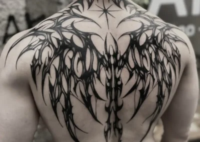 Tatouage dos complet de style neo-tribal et gothique aux lignes noires acérées