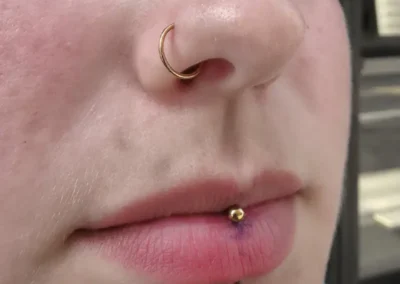 Piercing nez + labret vertical