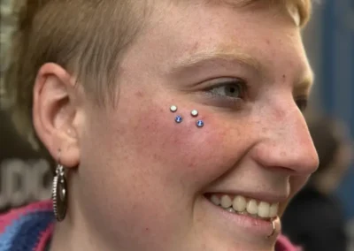 Piercing surface sur le visage