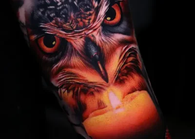 Tatouage réaliste couleur chouette et bougie effet ombre et lumière par Raphaël ARXE Lyon