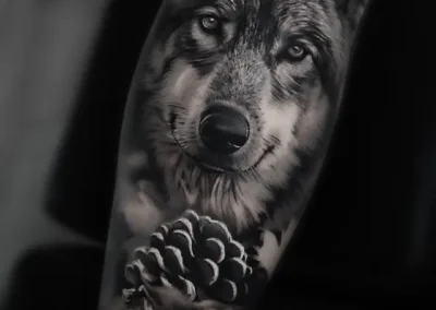Tatouage réaliste loup avec des nuances de gris