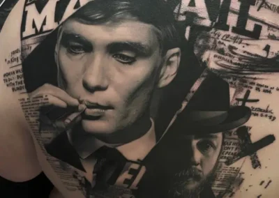 Tatouage dos réaliste Peaky Blinders Thomas Shelby et Alfie Solomons style graphique noir et gris par Raphaël ARXE Lyon