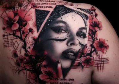 Tatouage haut du dos portrait femme réaliste, fleurs de cerisier rouges et lettrage par Raphaël ARXE Lyon