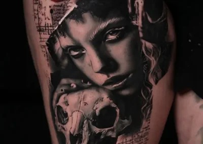 Tatouage réaliste noir et gris portrait femme, crâne animal et touches de rouge par Raphaël ARXE Lyon
