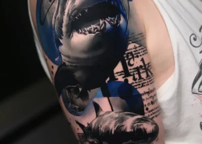 Tatouage requin réaliste et graphique noir et bleu sur le bras réalisé chez ARXE Lyon