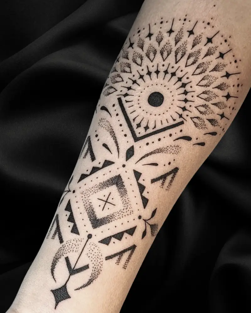 Viajeroflo tattoo Tatouage ornemental et géométrique noir sur l'avant bras, motif mandala, lignes symétriques et dotwork