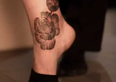 Tatouages de fleurs sur la cheville