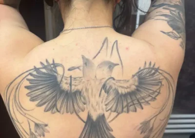 Tatouage d'un oiseau à deux têtes dans le dos