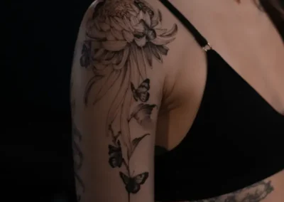 Tatouage de fleurs sur l'épaule