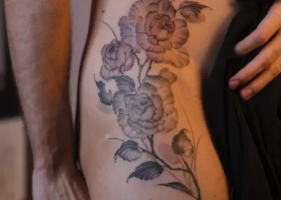 Tatouage de fleurs sur la hanche