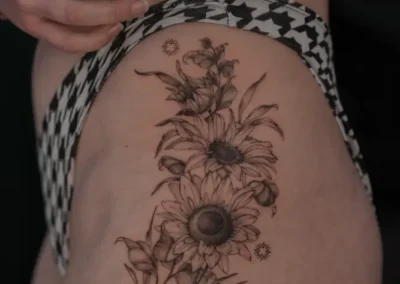 Tatouage de fleurs sur la hanche