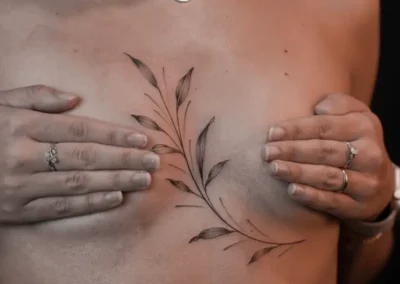 Tatouage de feuilles sur la poitrine