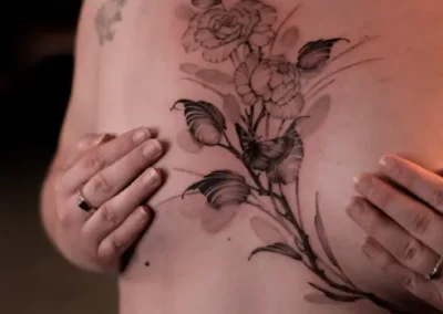 Tatouage de fleurs sur la poitrine